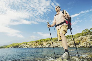 Bir sırt çantası ve çadır ile dağlarda yaz zammını.