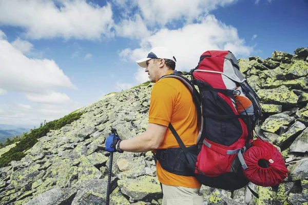 Summer hike in the mountains with a backpack and tent. — Stock Photo, Image