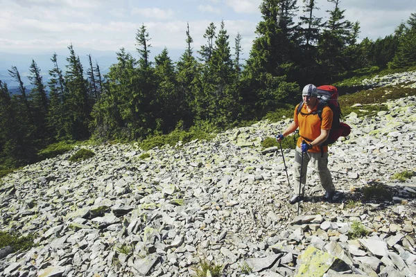 Summer hike in the mountains with a backpack and tent. — Stock Photo, Image