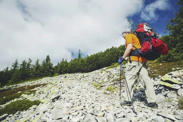 バックパックとテント山で夏のハイキング. — ストック写真