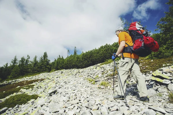 Zomer wandeling in de bergen met een rugzak en tent. — Stockfoto