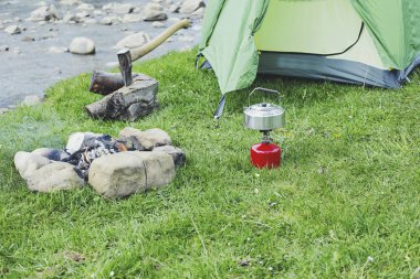 Yemek kahvaltı bir yaz kampında bir kamp ateşi üzerinde.