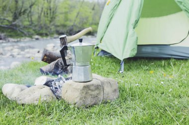 Yemek kahvaltı bir yaz kampında bir kamp ateşi üzerinde.