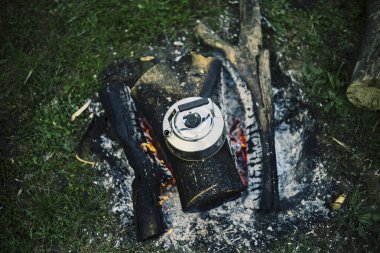 Yemek kahvaltı bir yaz kampında bir kamp ateşi üzerinde.