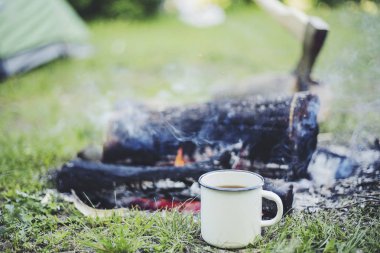 Yemek kahvaltı bir yaz kampında bir kamp ateşi üzerinde.