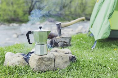 Yemek kahvaltı bir yaz kampında bir kamp ateşi üzerinde.