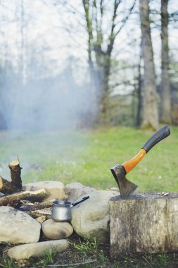 Yemek kahvaltı bir yaz kampında bir kamp ateşi üzerinde.