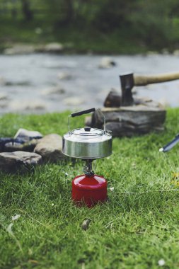 Yemek kahvaltı bir yaz kampında bir kamp ateşi üzerinde.