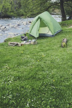 Yemek kahvaltı bir yaz kampında bir kamp ateşi üzerinde.