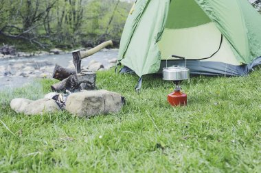 Yemek kahvaltı bir yaz kampında bir kamp ateşi üzerinde.