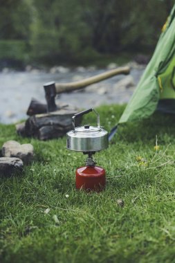 Yemek kahvaltı bir yaz kampında bir kamp ateşi üzerinde.