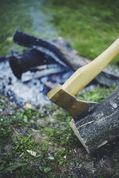 Cocinar el desayuno en una fogata en un campamento de verano . — Foto de Stock