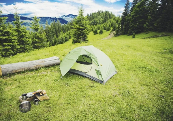 夏のキャンプのキャンプファイヤーでの朝食を調理. — ストック写真