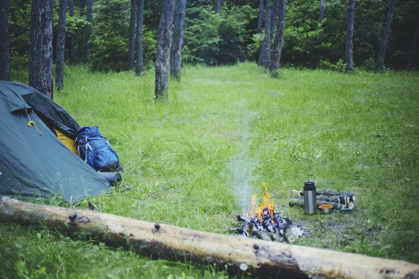 Cozinhar café da manhã em uma fogueira em um acampamento de verão . — Fotografia de Stock