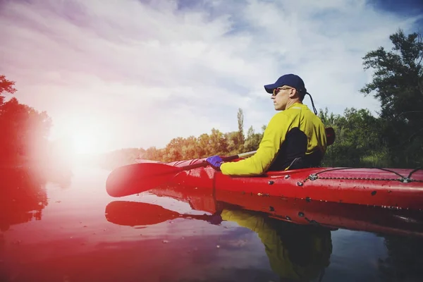 Bandeira de esportes aquáticos caiaque com espaço de cópia. Kayaker sênior no — Fotografia de Stock