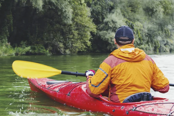 Bandeira de esportes aquáticos caiaque com espaço de cópia. Kayaker sênior no — Fotografia de Stock