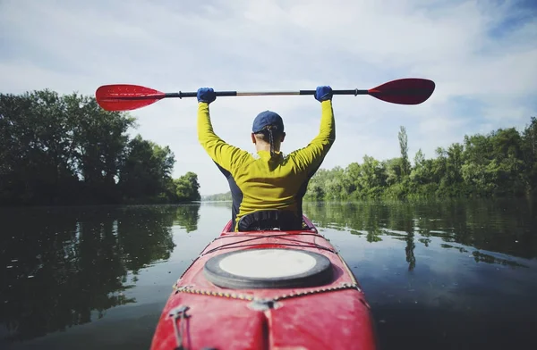 Bandeira de esportes aquáticos caiaque com espaço de cópia. Kayaker sênior no — Fotografia de Stock