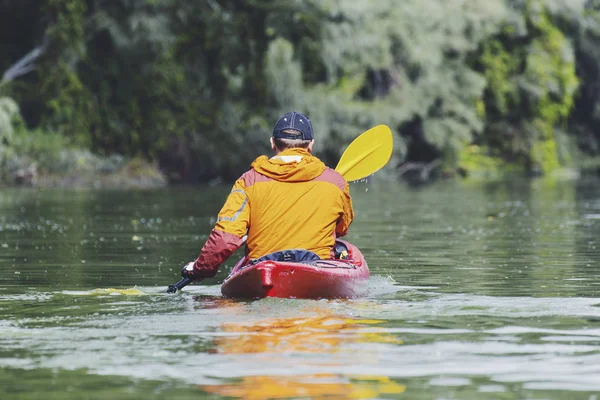 Bandeira de esportes aquáticos caiaque com espaço de cópia. Kayaker sênior no — Fotografia de Stock