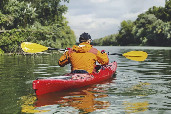 Kajak wody sporty transparent z miejsca kopii. Senior Kayaker na — Zdjęcie stockowe