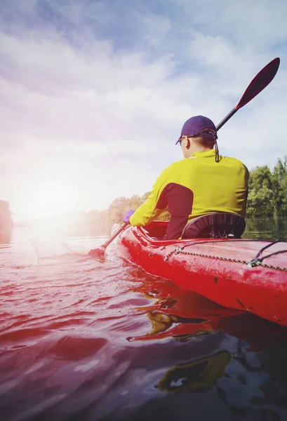 Каяк води спортивних банер з копією простору. Старший Kayaker на в — стокове фото