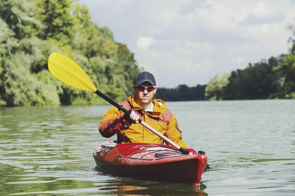 Bannière de sports nautiques Kayak avec espace de copie. Kayaker senior sur la — Photo