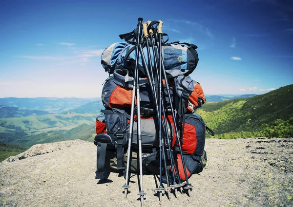 Rucksack steht auf einem Berg. — Stockfoto