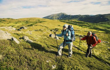 Bir sırt çantası ve çadır ile dağlarda yaz zammını.