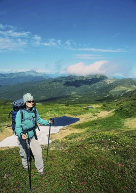 Bir sırt çantası ve çadır ile dağlarda yaz zammını.