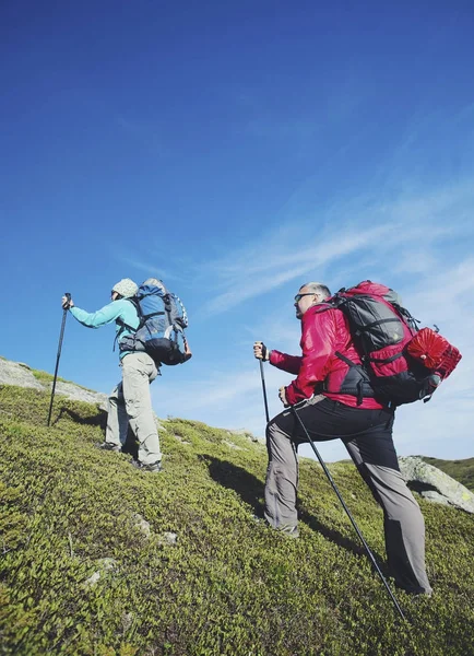 Sommerwanderung in den Bergen mit Rucksack und Zelt. — Stockfoto