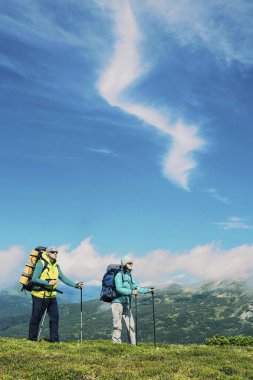 Erkek ve kadın sırt çantası seyahat spor li ile dağlarda hiking