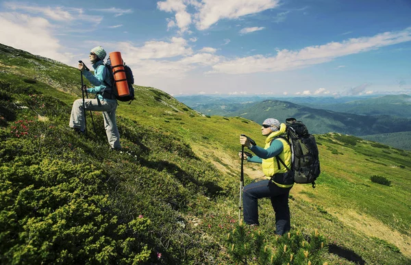 Homem e mulher caminhadas em montanhas com mochila Travel sport li — Fotografia de Stock