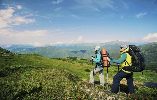 Mężczyzna i Kobieta, Turystyka w górach z plecakiem podróży sport li — Zdjęcie stockowe