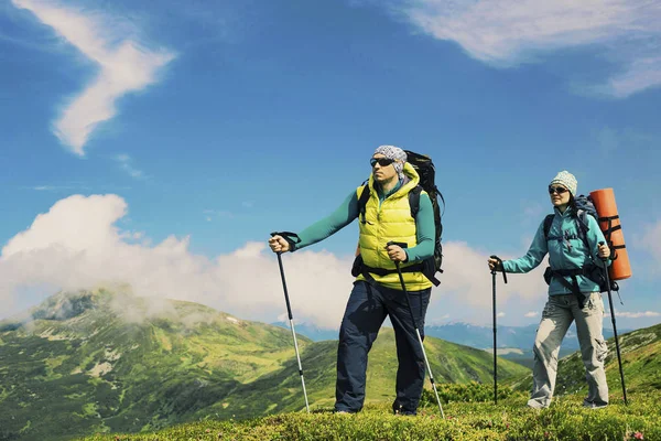 Man en vrouw, wandelen in de bergen met rugzak reizen sport li — Stockfoto