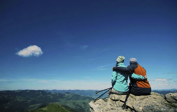 Homem e mulher caminhadas em montanhas com mochila Travel sport li — Fotografia de Stock