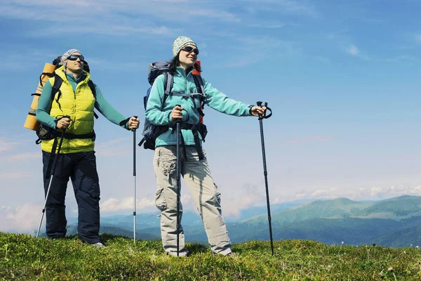 Hombre y mujer senderismo en las montañas con mochila Travel sport li —  Fotos de Stock