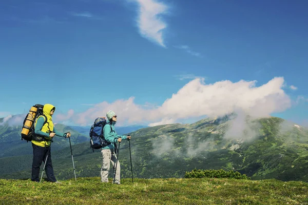 Man en vrouw, wandelen in de bergen met rugzak reizen sport li — Stockfoto