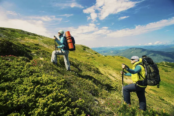 Hombre y mujer senderismo en las montañas con mochila Travel sport li — Foto de Stock