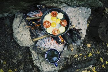 Ormanda kamp. Kahvaltı tehlikede hazırlanması.