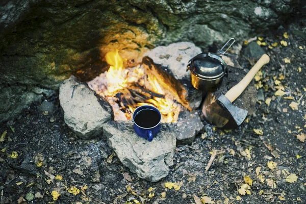 Campeggio nella foresta. Preparazione della colazione sul rogo . — Foto Stock