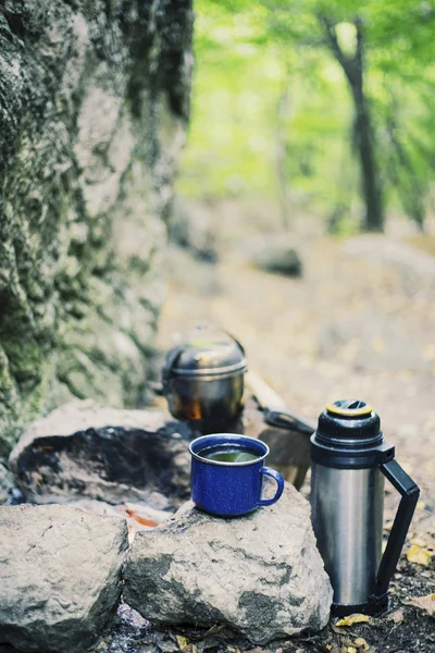 Campeggio nella foresta. Preparazione della colazione sul rogo . — Foto Stock