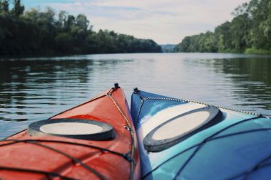 Göl kavram resmi için Kayak. Spor Kayak kayalık Lak üzerinde
