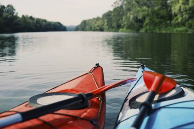 Göl kavram resmi için Kayak. Spor Kayak kayalık Lak üzerinde