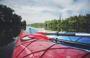 Göl kavram resmi için Kayak. Spor Kayak kayalık Lak üzerinde