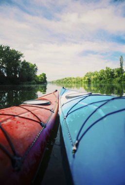 Göl kavram resmi için Kayak. Spor Kayak kayalık Lak üzerinde