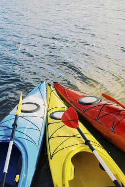 Göl kavram resmi için Kayak. Spor Kayak kayalık Lak üzerinde