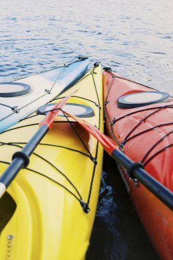 Göl kavram resmi için Kayak. Spor Kayak kayalık Lak üzerinde