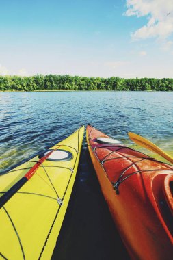 Göl kavram resmi için Kayak. Spor Kayak kayalık Lak üzerinde