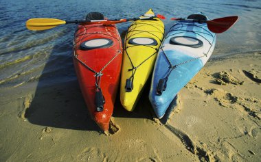 Göl kavram resmi için Kayak. Spor Kayak kayalık Lak üzerinde