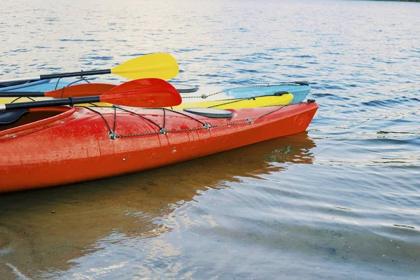 Kajakfahren auf dem See Konzeptfoto. Sport-Kajak auf dem felsigen See — Stockfoto