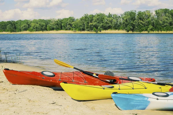 Kajakken op de foto van Lake Concept. Sport op de rotsachtige Lak kajak — Stockfoto